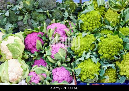 Verschiedene Arten von Blumenkohl und Brokkoli zum Verkauf auf einem Markt Stockfoto