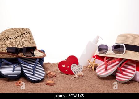 Strand-Accessoires, Muscheln, Sand und dekorative Herzen auf weißem Hintergrund. Urlaub in warmen Ländern, Strandurlaub und Party. Flitterwochen. Valent Stockfoto