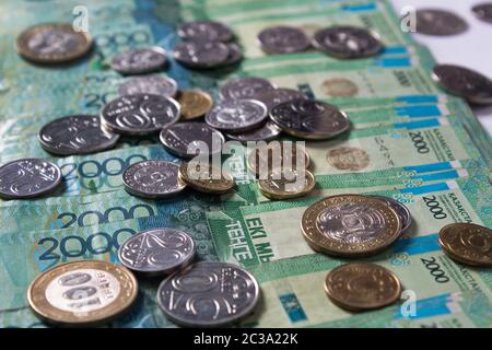 Papier Banknoten KZT tenge. Tenge ist die nationale Währung der Bank von Kasachstan Kasachstan. Stockfoto