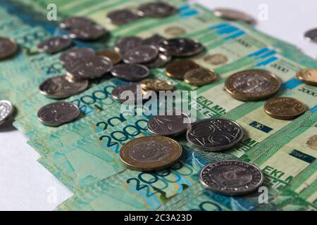 Papier Banknoten KZT tenge. Tenge ist die nationale Währung der Bank von Kasachstan Kasachstan. Stockfoto