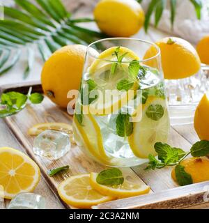 Selbstgemachte erfrischende Limonade aus Zitrusfrüchten, Nahaufnahme Stockfoto