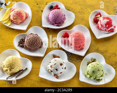 Verschiedene Eissorten in Herzform Gerichte mit frischen Zutaten in die Schüsseln gesehen hohen Winkel geeignet für Werbung oder ein Menü Stockfoto