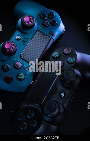 PlayStation 4 Gamepad auf schwarzem Hintergrund mit Farben. Sony PS4 Dualshock V2. Studioaufnahme. Stockfoto