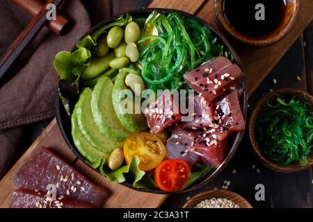 Hawaiian tuna poke Salat in die Schüssel ein. Stockfoto