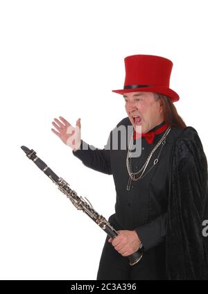 Ein mittleres Alter indigener seiner Klarinette Holding in einem schwarzen Outfit und Red Hat und Bow Tie, schreiend, auf weißem Hintergrund Stockfoto