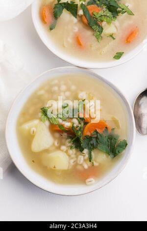 Gerstensuppe, Perlgerste in weißer Schüssel Stockfoto