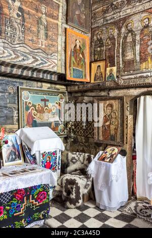 Die farbenfrohe Innenansicht der alten Holzkirche St. Parascheva (1770), Deseşti, Maramureș, Rumänien Stockfoto