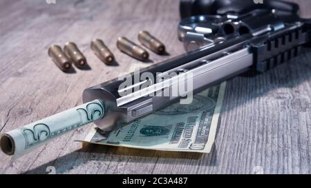 Eine Pistole mit Munition und Geld Dollar liegt auf dem Tisch. Revolver close-up. Stockfoto