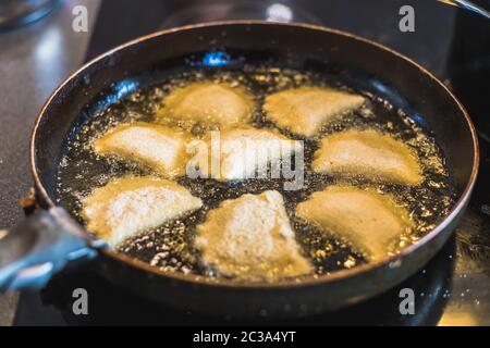 Gebratene portugiesische und brasilianische Frikadellen in einer Pfanne in einer Küche Stockfoto