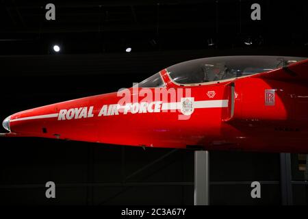 RAF HAWKER SIDDELEY GNAT T.1 XR977 / 8640M noch in ‘Reds’ Farbschema / in Red Arrows Lackierung . Hangar 1 / H1. Royal Air Force Museum London (117) Stockfoto