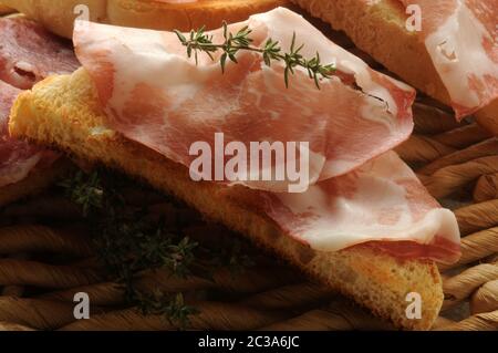 Gemischter Aufschnitt auf Brot Stockfoto