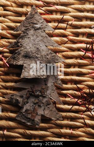 Weihnachtsbäume aus Rinde Stockfoto