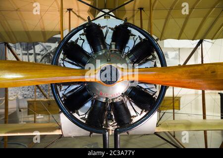 Caudron G.3 Biplane, angetrieben von der Anzani 10, einem luftgekühlten 10-Zylinder-Radialflugzeugmotor / Drehmotor. Das französische Flugzeug flog ab 1914 während des Ersten Weltkriegs und danach und ist im RAF Royal Air Force Museum, Hendon, London UK ausgestellt (117) Stockfoto