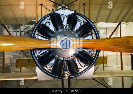 Caudron G.3 Biplane, angetrieben von der Anzani 10, einem luftgekühlten 10-Zylinder-Radialflugzeugmotor / Drehmotor. Das französische Flugzeug flog ab 1914 während des Ersten Weltkriegs und danach und ist im RAF Royal Air Force Museum, Hendon, London UK ausgestellt (117) Stockfoto