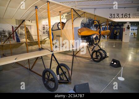 Caudron G.3 Biplane, angetrieben von der Anzani 10, einem luftgekühlten 10-Zylinder-Radialflugzeugmotor / Drehmotor. Das französische Flugzeug flog ab 1914 während des Ersten Weltkriegs und danach und ist im RAF Royal Air Force Museum, Hendon, London UK ausgestellt (117) Stockfoto