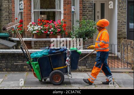 London, Großbritannien. Juni 2020. Die dankbaren Menschen der Nachbarschaft (zwischen Parsons Green und Eel Brook gemeinsam) Geld zu sammeln, um zu bekommen, Straßenreiniger, Winston Barrett zu Hause für seine kürzlich verstorbene Mutter Beerdigung in Jamaika. Heute überreichten sie ihm über £2000 und Flugmeilen, um seinen Flug zu decken. Er kümmert sich seit 10 Jahren um ihre Nachbarschaft und wurde 2017 von Winston Churchills Enkel mit dem Pulse Pride Award für seine "professionelle und fröhliche" Einstellung ausgezeichnet. Kredit: Guy Bell/Alamy Live Nachrichten Stockfoto