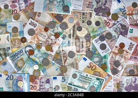 Währungen aus aller Welt, Collage von Banknoten und Münzen Stockfoto