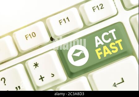 Textschild mit der Aufschrift „Act Fast“. Geschäftsfoto mit der Möglichkeit, eine schnelle und dringende Reaktion zu ermöglichen Stockfoto