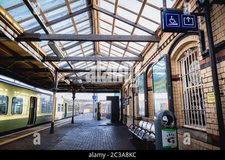 In der Nähe von Howth Dublin, Irland - 15. Februar 2019: Passagiere zu Fuß auf der Plattform des Howth Binn Eadair DART-Bahnhof an einem Wintertag Stockfoto