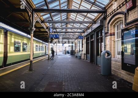 In der Nähe von Howth Dublin, Irland - 15. Februar 2019: Passagiere zu Fuß auf der Plattform des Howth Binn Eadair DART-Bahnhof an einem Wintertag Stockfoto