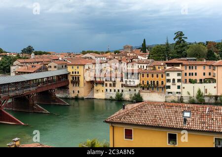 Bassano del Grappa, Italien - 6 September, 2019: Die hölzerne Brücke, Ponte degli Alpini, auf dem Brenta Fluss bedeckt, im Jahre 1569 durch die arachiten konzipiert Stockfoto