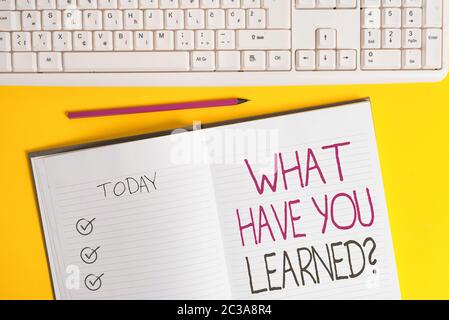 Schreiben Sie eine Notiz, die die Frage „Was haben Sie gelernt?“ zeigt. Geschäftskonzept für die Dinge zu wissen erwerben oder absorbieren Copy Platz auf Notebook über gelb BAC Stockfoto