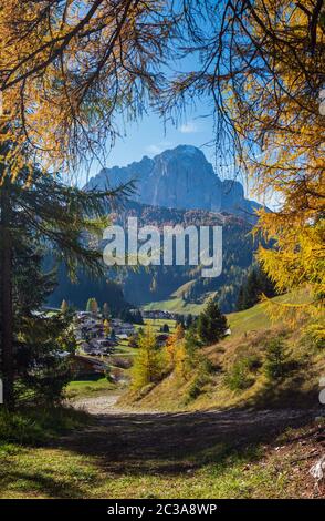 Herbst Alpine Dolomiten Felsenbergkulisse, Sudtirol, Italien. Ruhige Aussicht bei Wolkenstein in Groden, Wolkenstein in Gröden. Stockfoto