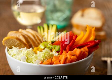 Buddha Schüssel mit Huhn auf Holz Stockfoto