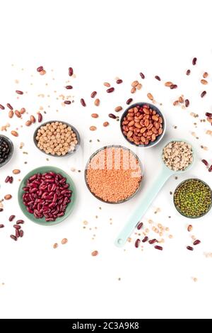 Leguminosen, oben auf weißem Hintergrund. Lebhafte Hülsenfrüchte, darunter rote Bohnen, Linsen, Kichererbsen, Sojabohnen und schwarzäugige Stockfoto