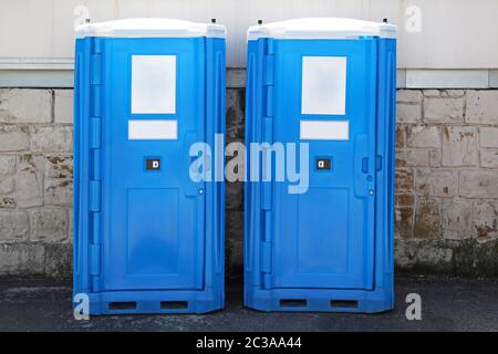 Zwei blaue tragbare Toilette auf der Baustelle Stockfoto