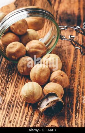 Ganze und Zerkleinerten getrockneten Limetten auf hölzernen Tisch. Zerstreut Limes Stockfoto