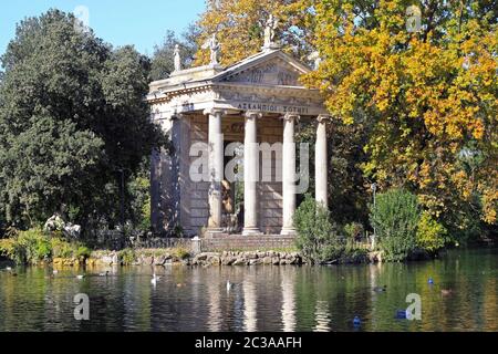 ROM, ITALIEN - OKTOBER 27: Tempel des Aesculapius in Rom am 27. OKTOBER 2009. Aesculapius Tempel im Park der Villa Borghese in Rom, Italien. Stockfoto