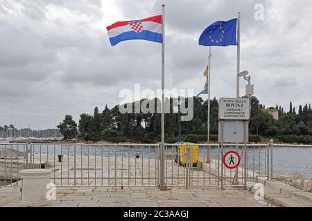 ROVINJ, KROATIEN - 15. Oktober: Grenzübergang in Rovinj am 15. Oktober 2014. Port Dock mit Grenze in Rovinj, Kroatien. Stockfoto