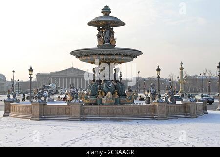 PARIS, Frankreich - Januar 07: Fountaines de la Concorde in Paris am Januar 07, 2010. Das Wasser an der berühmten Brunnen im Winter am Place de la Conco gedreht Stockfoto