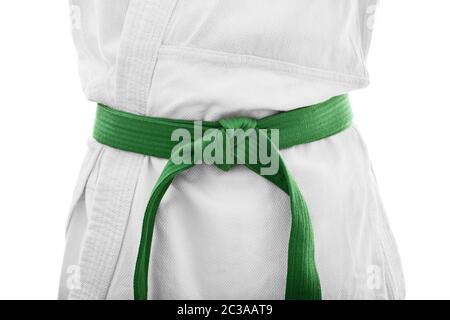 Green Belt Karate. Nahaufnahme von den mittleren Abschnitt des Martial Arts Kämpfer im weissen Kimono mit Green Belt, auf weißem Hintergrund. Stockfoto