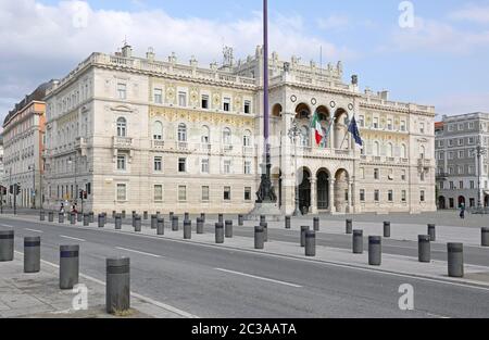 Triest, Italien - Oktober 13: Regierung Palace in Triest am 13. Oktober 2014. Städtische Gebäude an der italienischen Einheit Square in Triest, Italien. Stockfoto