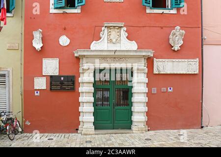 ROVINJ, KROATIEN - 15. Oktober: Stadtrat Haus in Rovinj am 15. Oktober 2014. Bürgermeister Amt in der Regierung Gebäude in Rovinj, Kroatien. Stockfoto