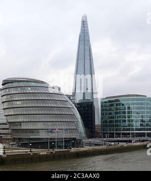 LONDON, GROSSBRITANNIEN, 25. Januar: Rathaus und der Shard in London am 25. Januar 2013. Blick von der Tower Bridge Richtung City Hall und der Shard sky Stockfoto