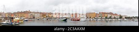 ROVINJ, KROATIEN - 15. Oktober: Die Stadt und der Hafen in Rovinj am 15. Oktober 2014. Stadtbild Panorama mit bunten Häusern an der Strandpromenade vom Pier in Rovinj, Cr Stockfoto