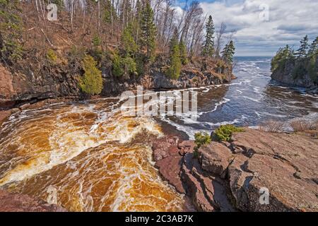 Der Frühling Überschwemmt Die Großen Seen auf dem Temperance River und führt zum Lake Superior Stockfoto