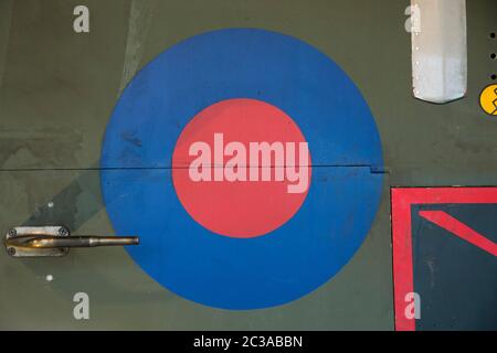 Low-Visibility RAF Royal Air Force Roundel verwendet auf getarnten Flugzeugen seit den 1970er Jahren auf einem Panavia Tornado GR1B Seriennr.: ZA457 auf dem Display A Stockfoto
