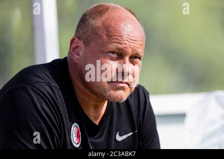 Hongkong, China, 19. Juni 2020. Hong Kong Cheftrainer Mixu Paatelainen schaut während der U23 Trainingseinheit in Hongkong am 19. Juni 2020 in Hongkong, China. Kredit: Eurasia Sport Images/Alamy Live Nachrichten Stockfoto