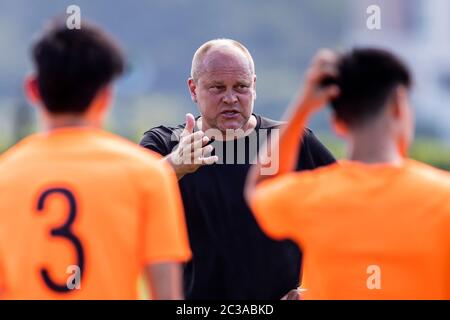 Hongkong, China, 19. Juni 2020. Hong Kong Cheftrainer Mixu Paatelainen spricht mit Spielern während der U23 Trainingseinheit in Hongkong am 19. Juni 2020 in Hongkong, China. Kredit: Eurasia Sport Images/Alamy Live Nachrichten Stockfoto