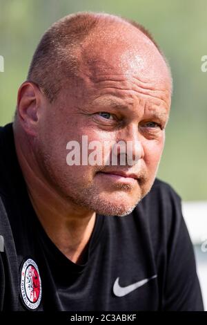 Hongkong, China, 19. Juni 2020. Hong Kong Cheftrainer Mixu Paatelainen schaut während der U23 Trainingseinheit in Hongkong am 19. Juni 2020 in Hongkong, China. Kredit: Eurasia Sport Images/Alamy Live Nachrichten Stockfoto