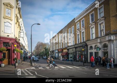 LONDON - EINE Wohnstraße in Hampstead, einem wohlhabenden Gebiet im Nordwesten Londons Stockfoto