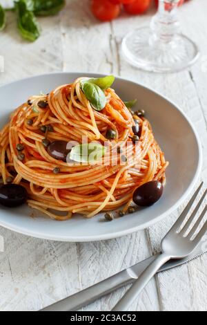 Pasta alla puttanesca - Spaghetti mit Tomatensauce Oliven und Kapern Stockfoto