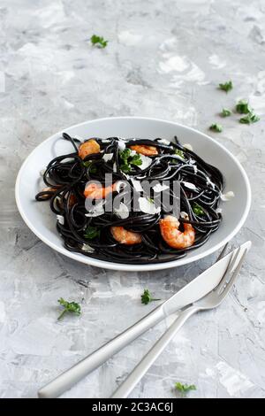 Tintenfisch schwarze Spaghetti mit Garnelen Nahaufnahme