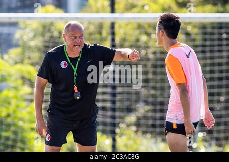 Hongkong, China, 19. Juni 2020. Hong Kong Cheftrainer Mixu Paatelainen spricht mit dem Spieler während der U23 Trainingseinheit in Hongkong am 19. Juni 2020 in Hongkong, China. Kredit: Eurasia Sport Images/Alamy Live Nachrichten Stockfoto
