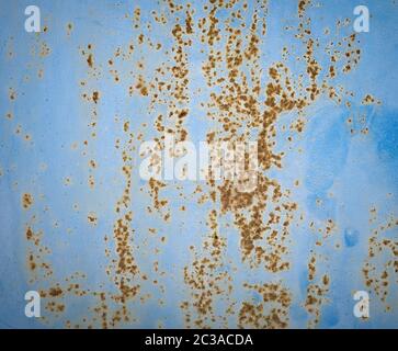 Bügeleisen Textur der rostigen Blech mit bleibt von der blauen Farbe. Metall rostige Textur Hintergrund rost Stahl. Stockfoto
