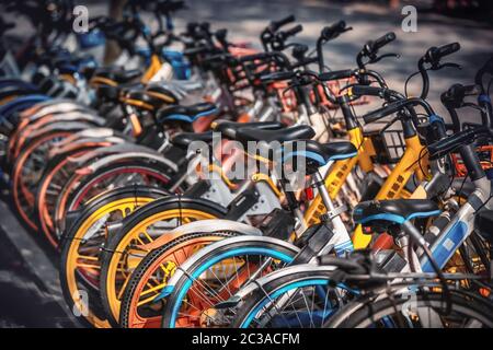Teilen Sie E-Bikes auf dem Bürgersteig, Hangzhou, China geparkt Stockfoto